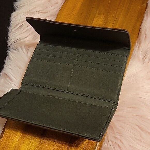 Relic 🦊 Leather Embossed wallet. EUC - Picture 4 of 9